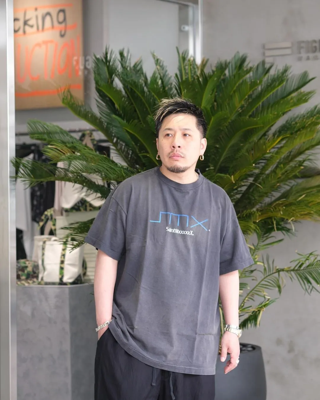 SAINT Mxxxxxx SM6 TEE/BLK latest model SM6 basic LOGO printed TEE, washed black S-XL, garment dyeing, heavy washing to make old, hanging holes, highly restored original printing, correct with anti-counterfeiting angel mark